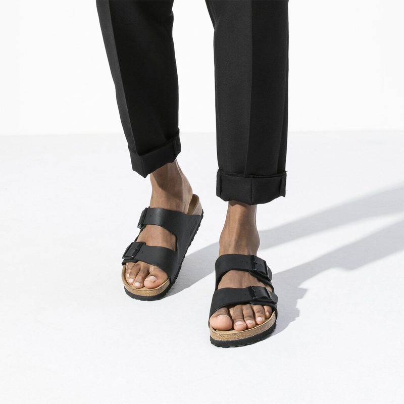 Arizona Soft Footbed, Birkenstock Arizona Soft Footbed in Black on model