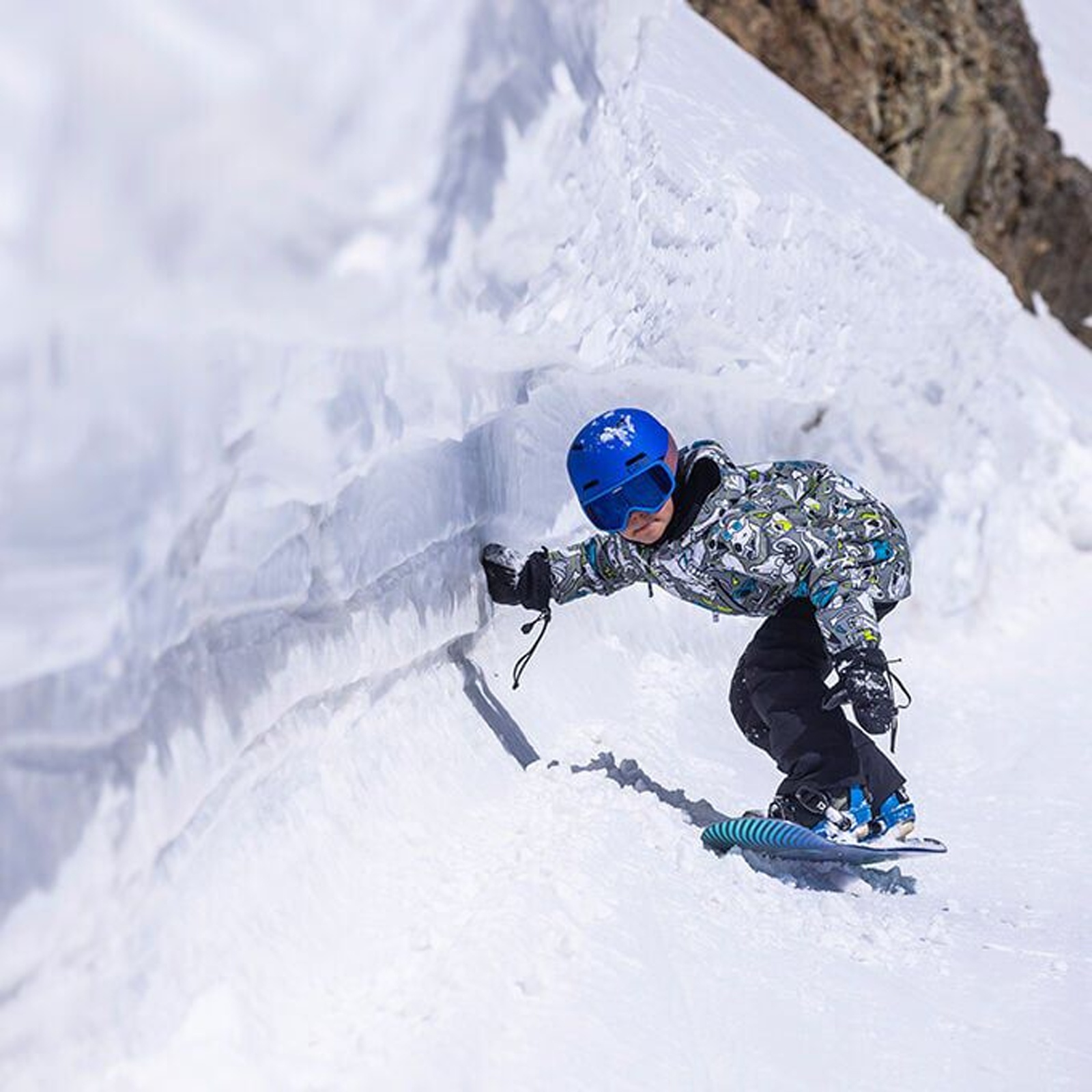 Giro Youth Buster on young rider balancing on snowboard
