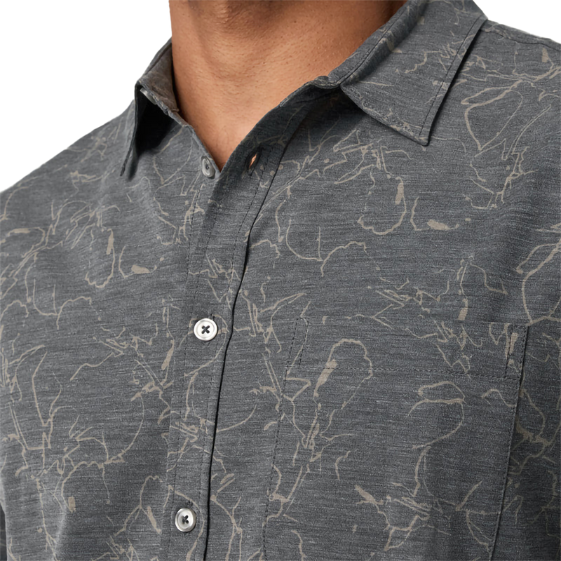 Men's Bridge Short Sleeve Button Down, Vuori Men's Bridge Short Sleeve Button Down in RDW Root Drawn collar and buttons