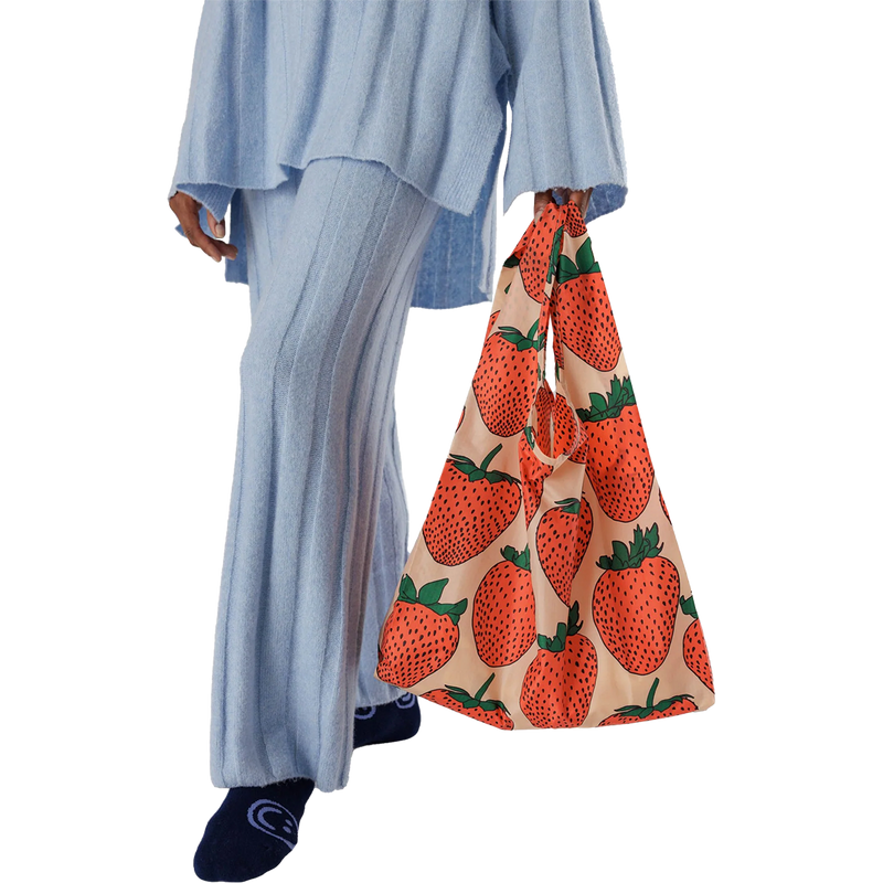 Standard Baggu, BAGGU Standard Baggu in Strawberry with model