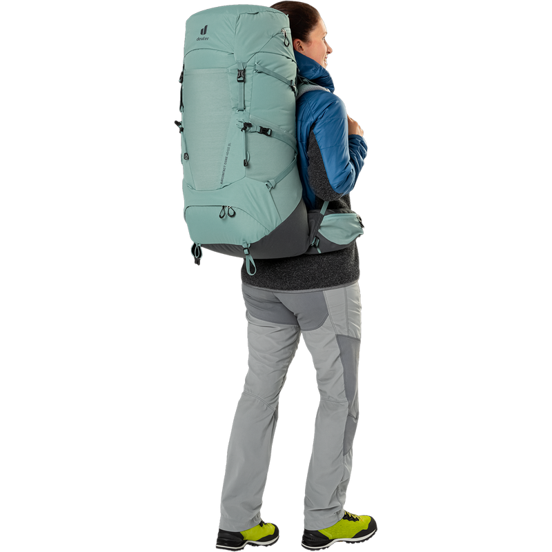 Aircontact Core 45+10 SL, Deuter Aircontact Core 45+10 SL in Jade-Graphite on model back