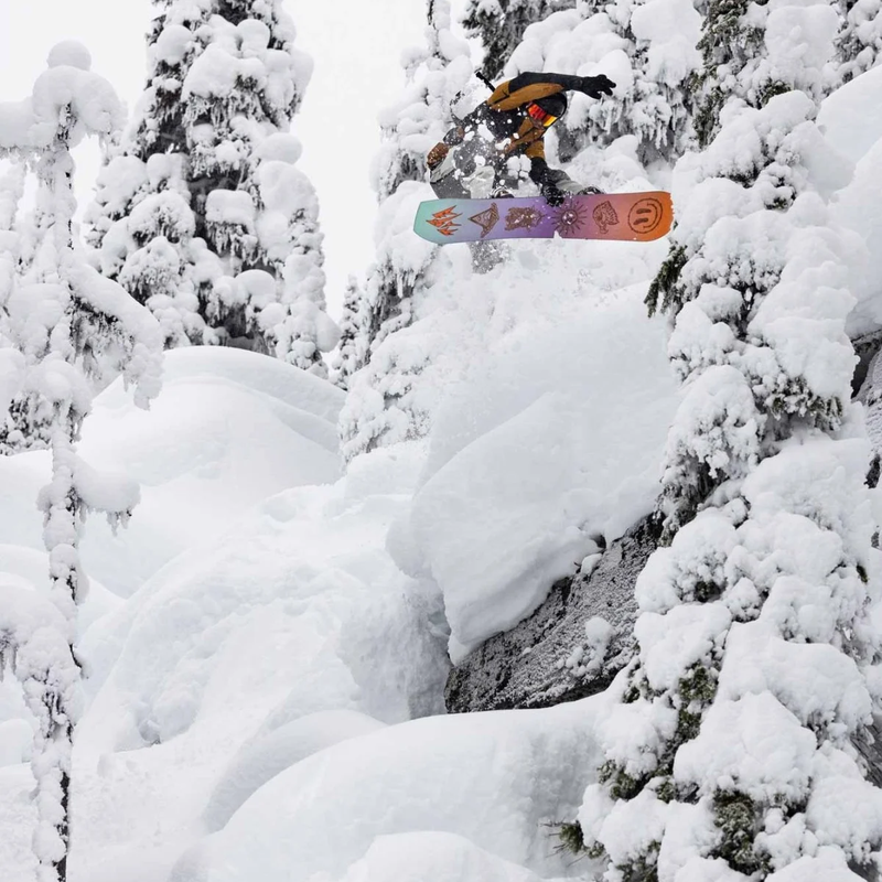 Tweaker Pro, Jones Snowboards Tweaker Pro in air with rider
