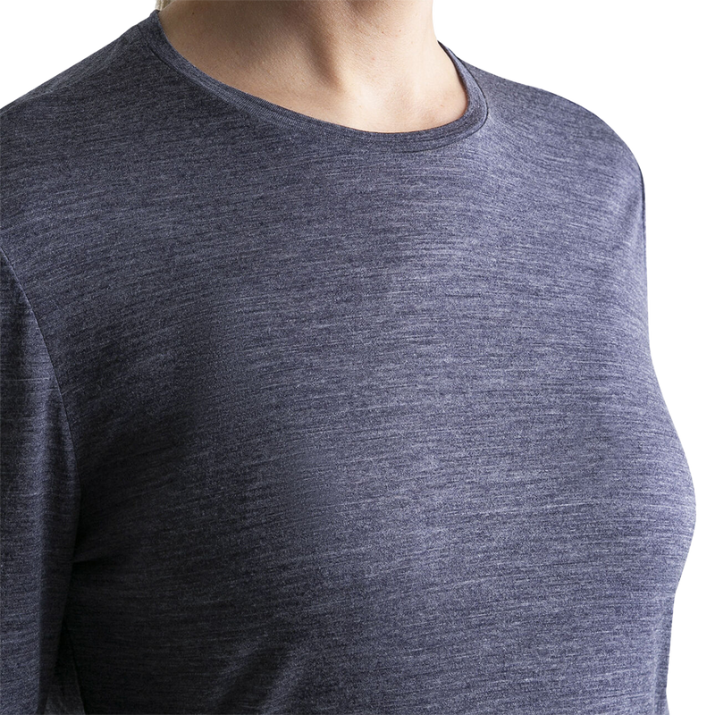 Icebreaker Women's Merino 125 Cool-Lite Sphere III Long Sleeve Tee in Midnight Navy Heather collar
