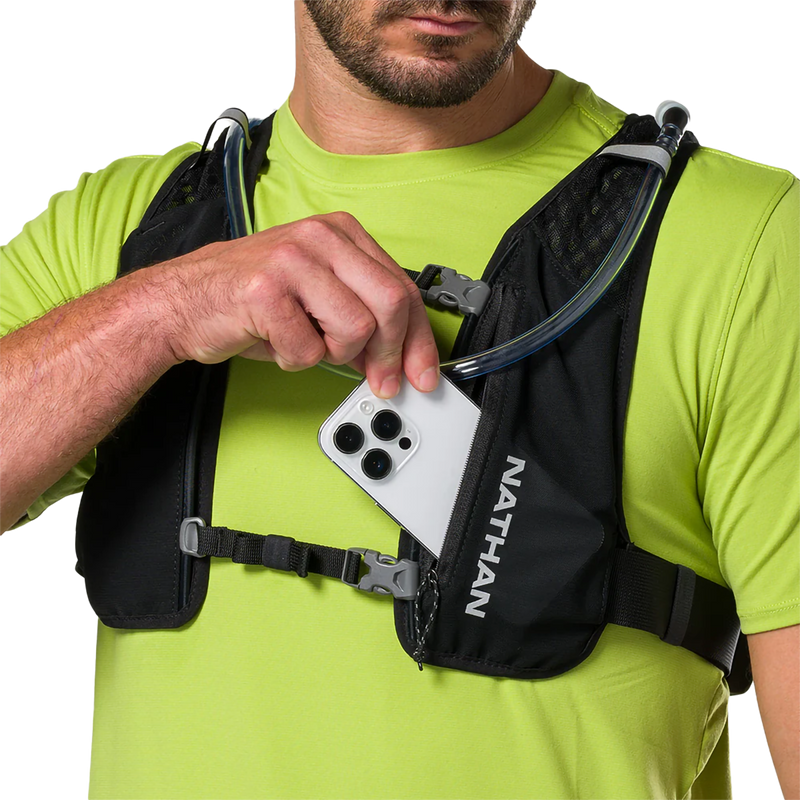 Quick Start 3.0 4L, Nathan Quick Start 3.0 4L in Black/Reflective Silver front pockets