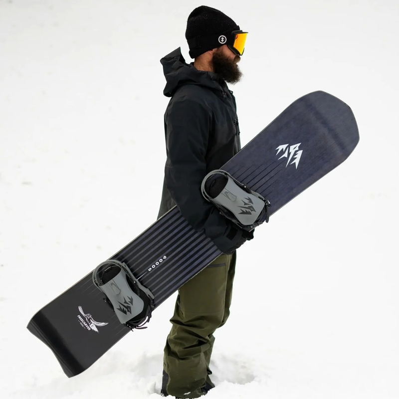 Freecarver 9000S, Jones Snowboards Freecarver 9000S in hand