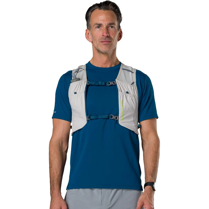 Pinnacle FeatherLite 1.5L, Nathan Pinnacle FeatherLite 1.5 Liter Hydration Vest front on model