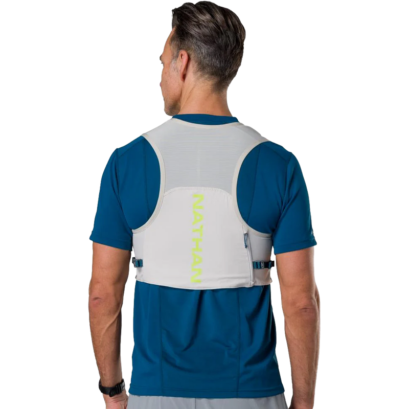 Pinnacle FeatherLite 1.5L, Nathan Pinnacle FeatherLite 1.5 Liter Hydration Vest back on model