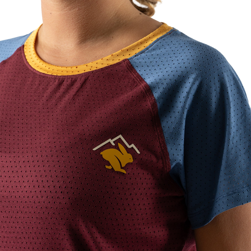 Women's EZ Tee Perf Short Sleeve, Rabbit Women's EZ Perf Short Sleeve logo detail