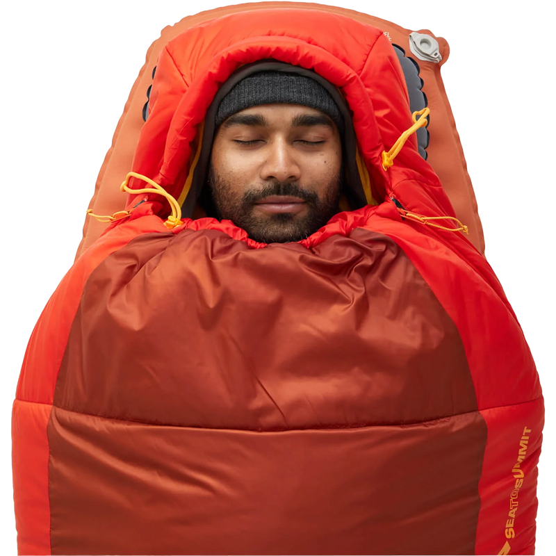 Hamelin 30F Long, Sea to Summit Hamelin 30F Long Picante Red hood with model and sleeping pad