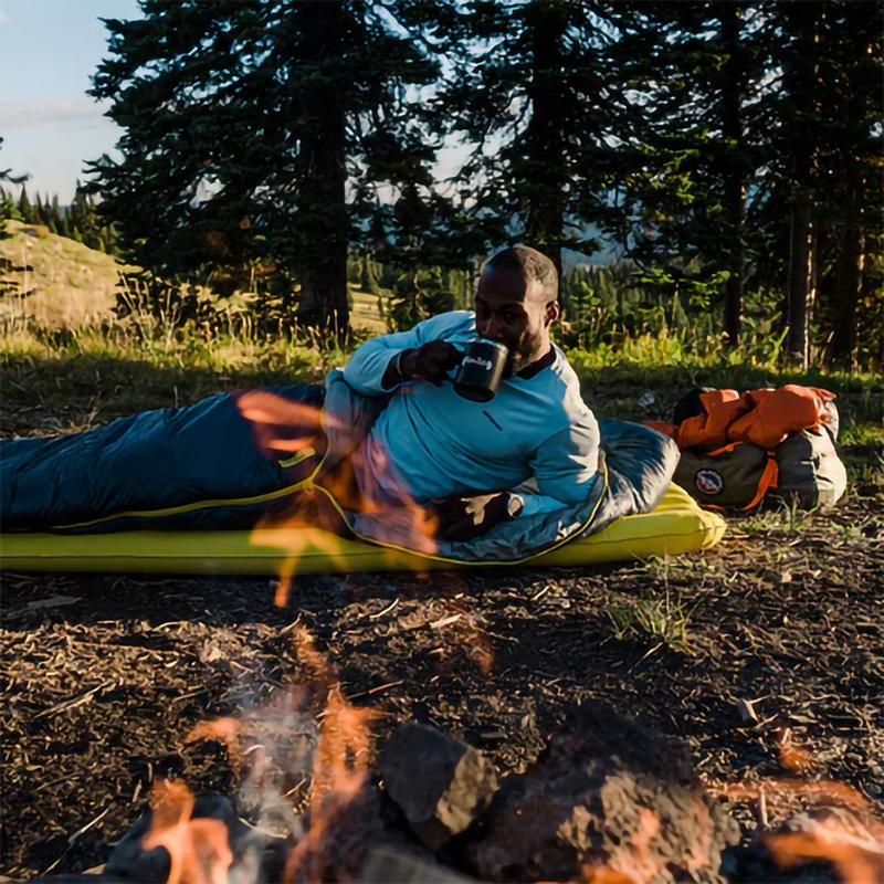 Anthracite 30, Big Agnes Anthracite 30 in Slate with model outside