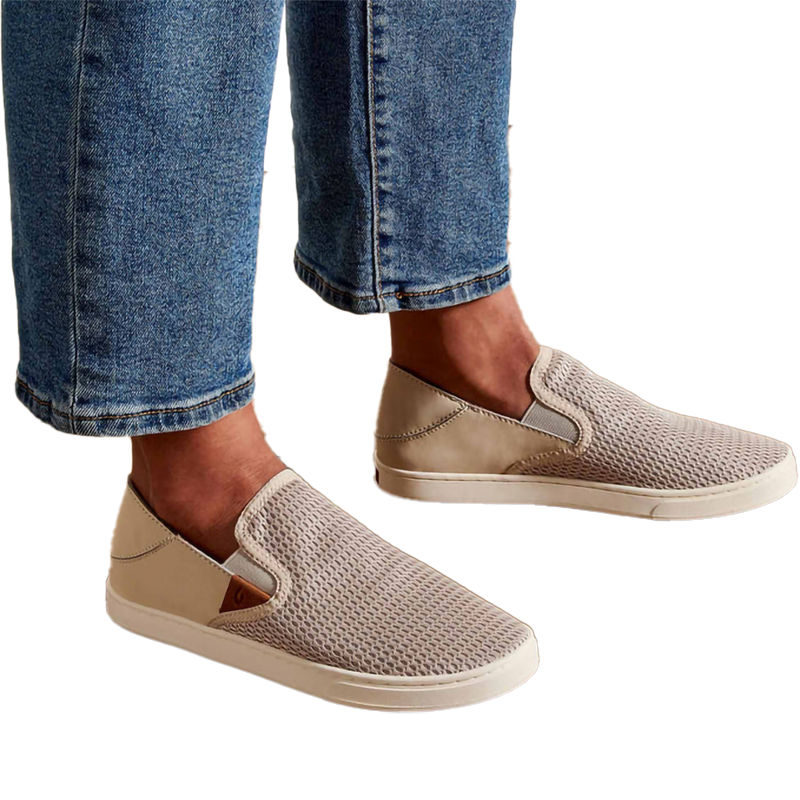 Women's Pehuea Luxe, Olukai Women's Pehuea Luxe in Tapa/Tapa on model