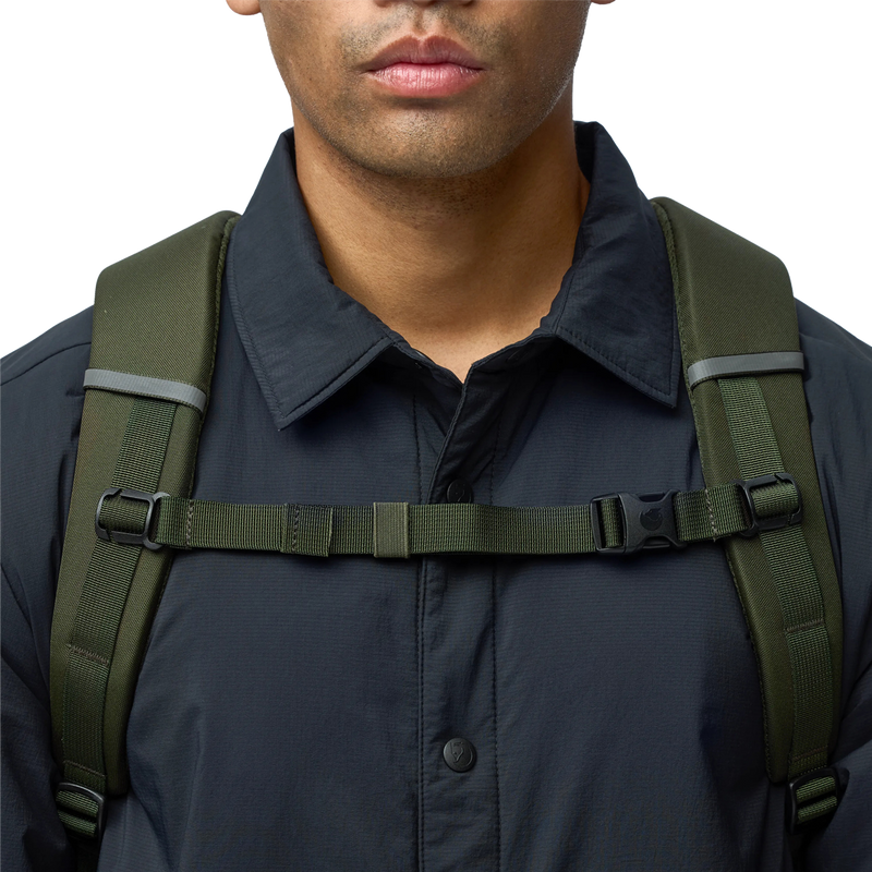 Skule Top Zip 30, Fjall Raven Skule Top Zip 30 in Deep Forest front chest strap detail