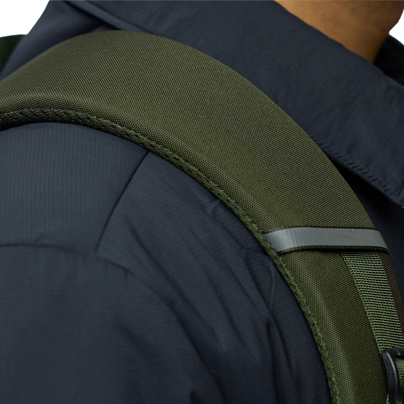 Skule Top Zip 30, Fjall Raven Skule Top Zip 30 in Deep Forest shoulder padding detail