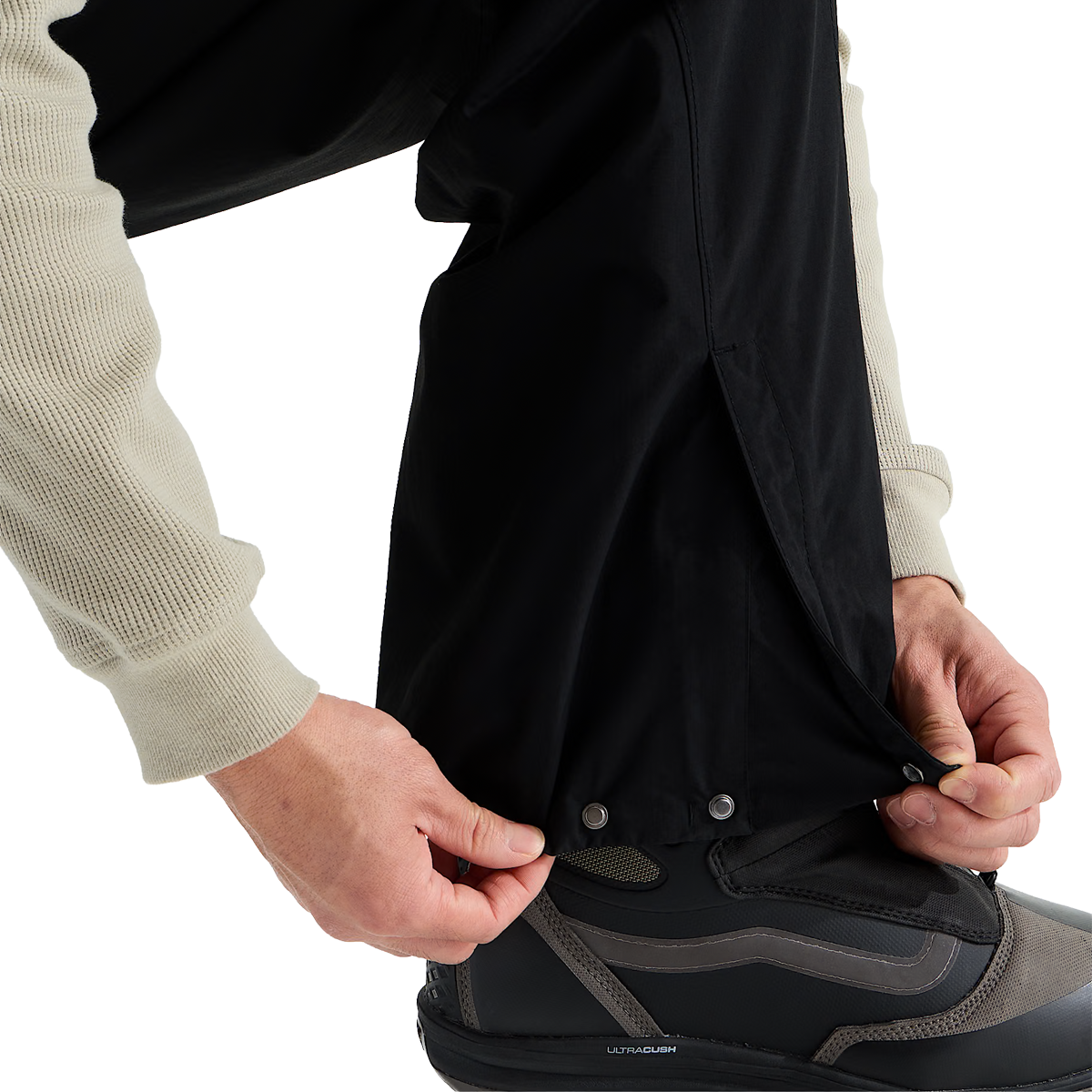 The North Face Men's Slider Pant in TNF Black over the boot widening detail