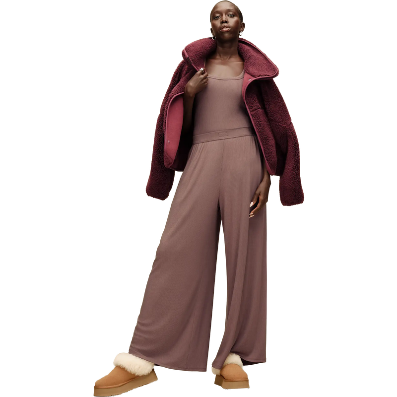 Women's Tazzelle, UGG Women's Tazzelle in CHE-Chestnut on model