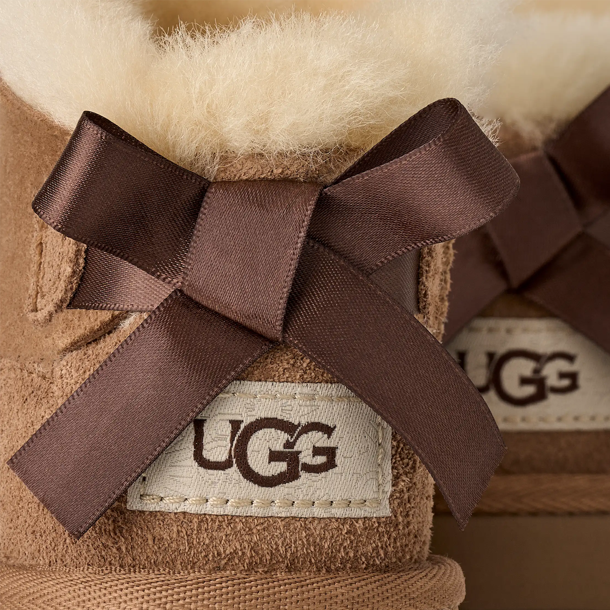 UGG Youth Ultra Mini Bailey Bow II in Chestnut logo and bow detail