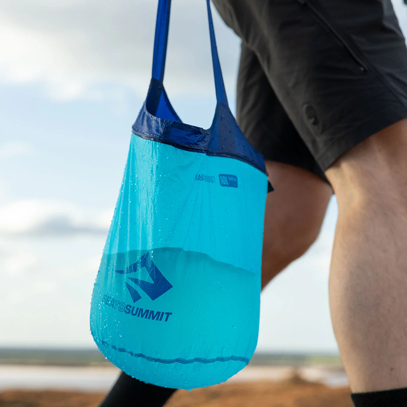 Ultra-Sil Folding Bucket 10L, Sea to Summit Ultra-Sil Folding Bucket 10L carrying water