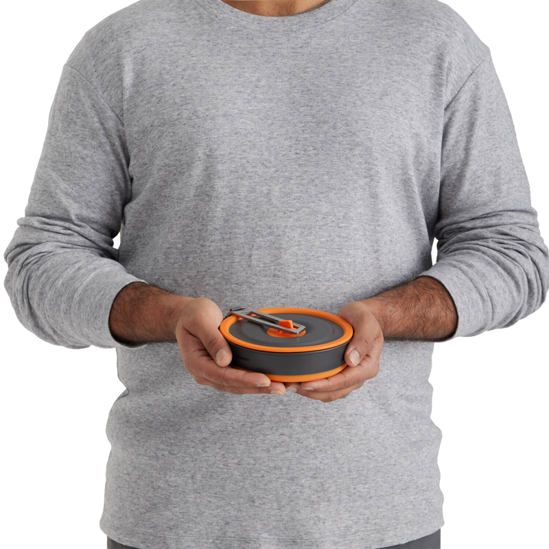Frontier UL Collapsible Pot 1L, Sea to Summit Frontier UL Collapsible Pot 1L in hand