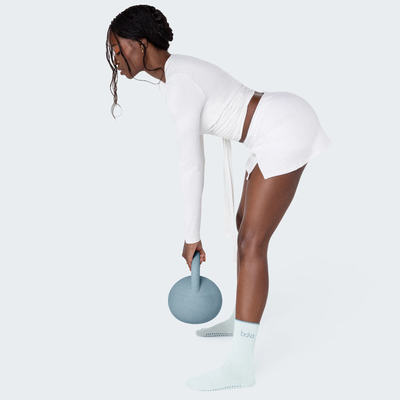 The Kettleball 10 lb, Bala The Kettleball in hands