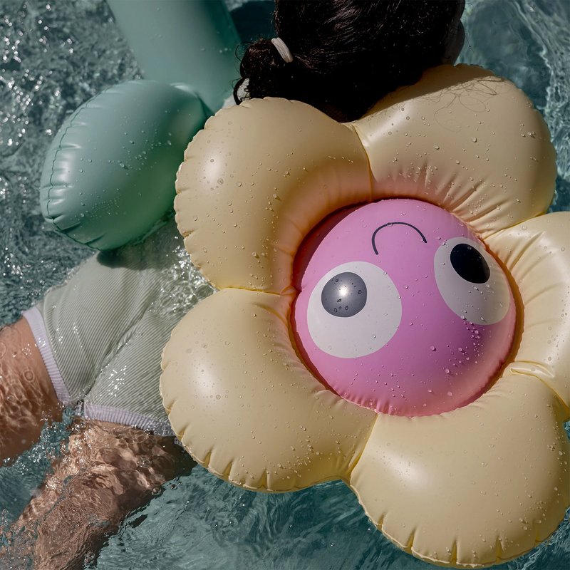 Kids Noodle Poppy the Peach Set of 2, Sunnylife Kids Noodle Poppy the Peach Set of 2 in Multicolor in pool with model