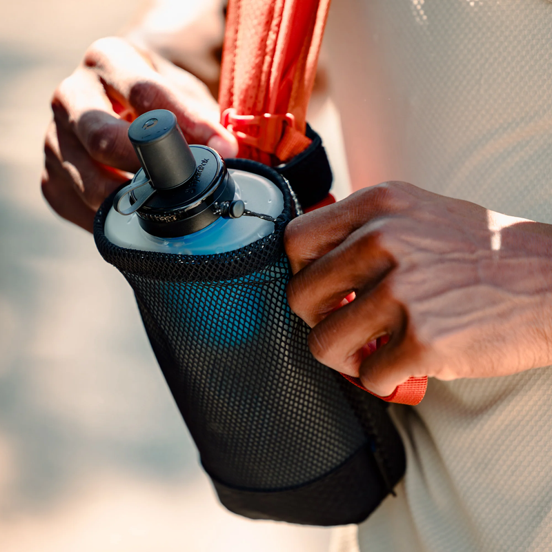 Packflask Filter Kit 750 ml, Hydrapak Packflask Filter Kit 750 ml in Clear with model in mesh bag