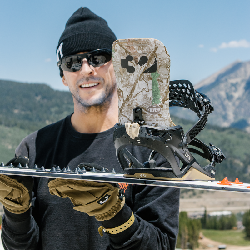 ThirtyTwo T32M Stevens FASE on snowboard being held horizontally by rider