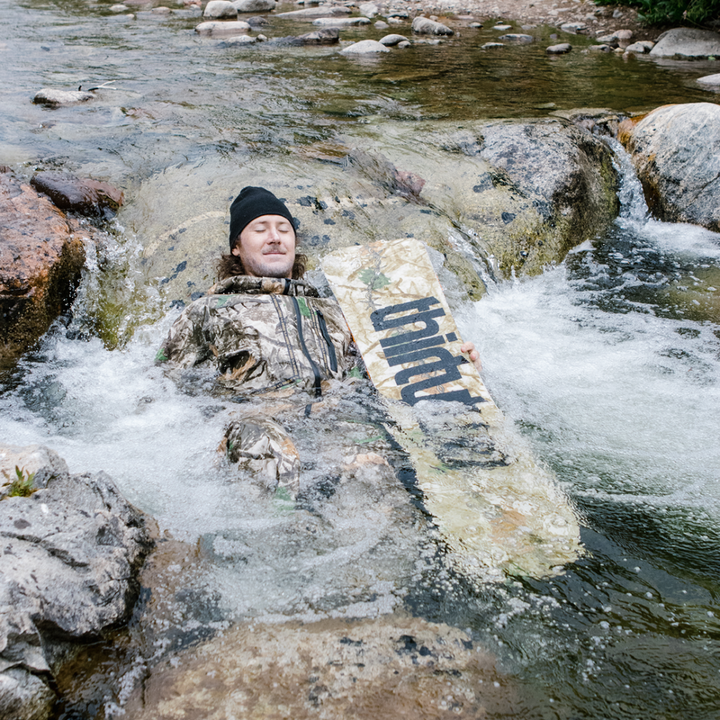 ThirtyTwo T32M with snowboarder and board in creek
