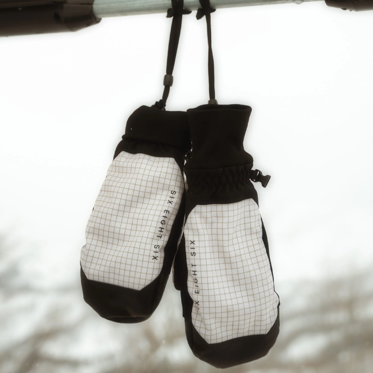 Men's Crush Insulated Mitt in Limestone outdoors