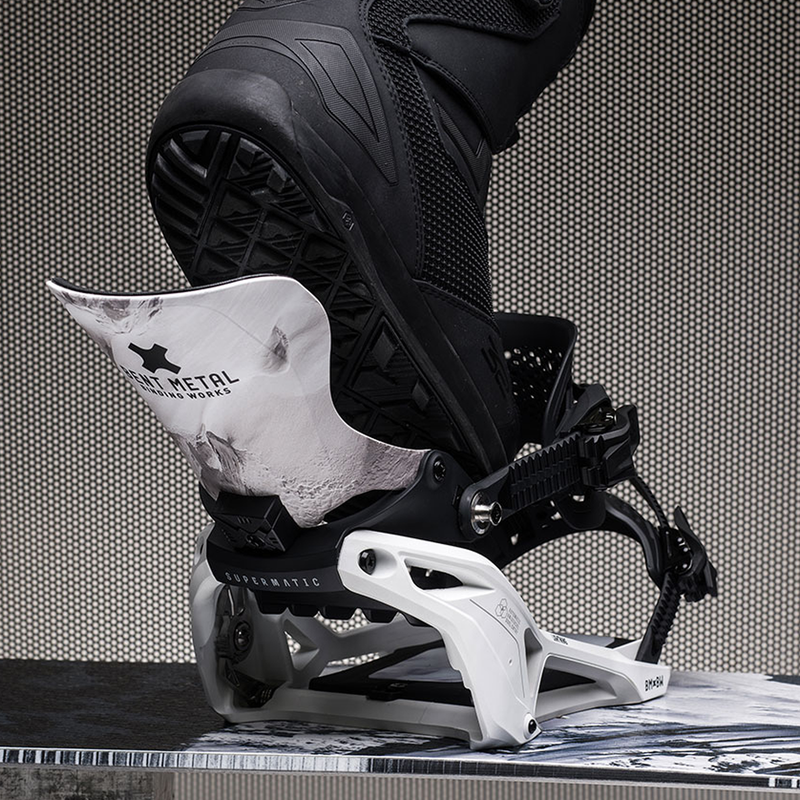 Bent Metal Lightning Supermatic open with snowboard boot being inserted