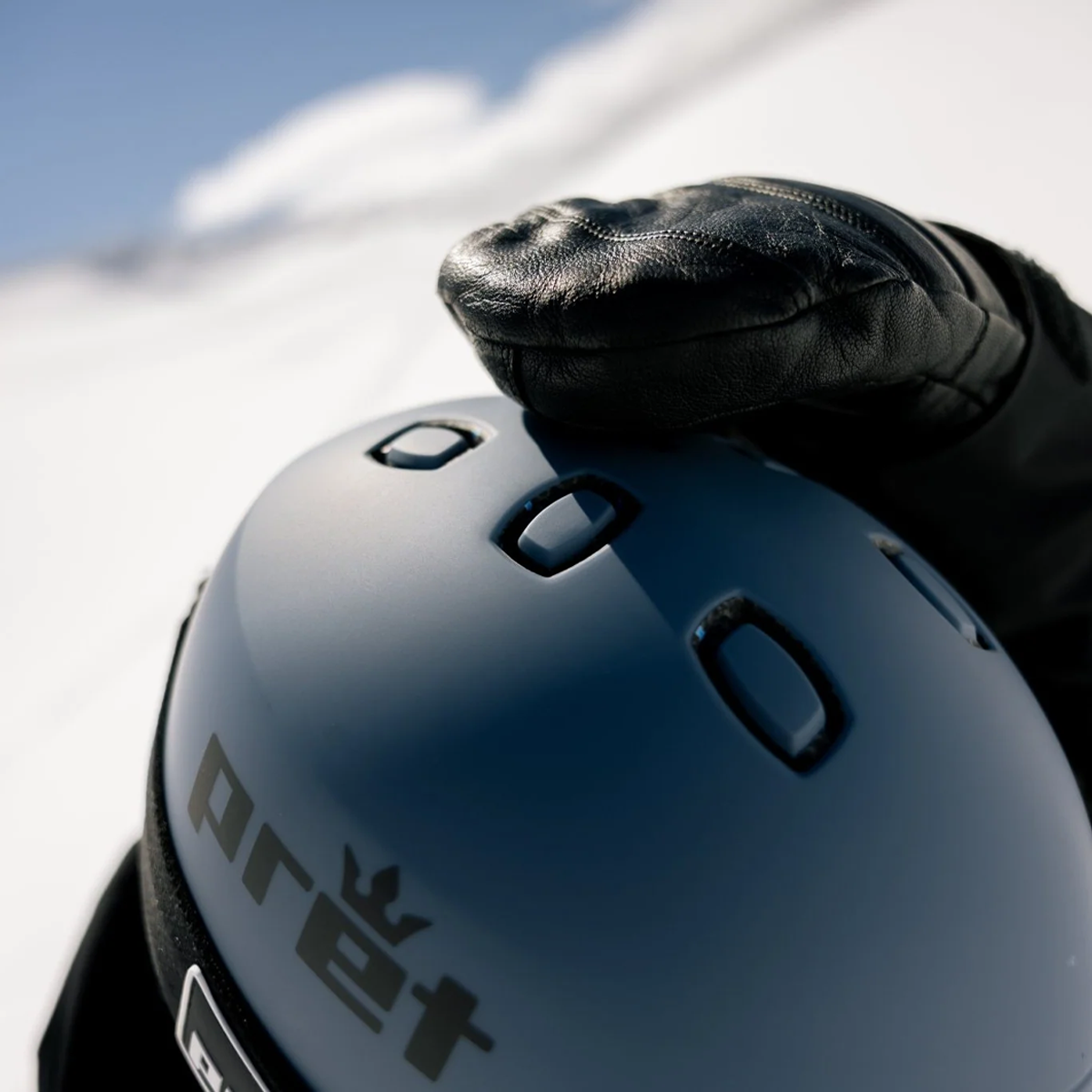Pret Cynic 2 skier using top venting lever
