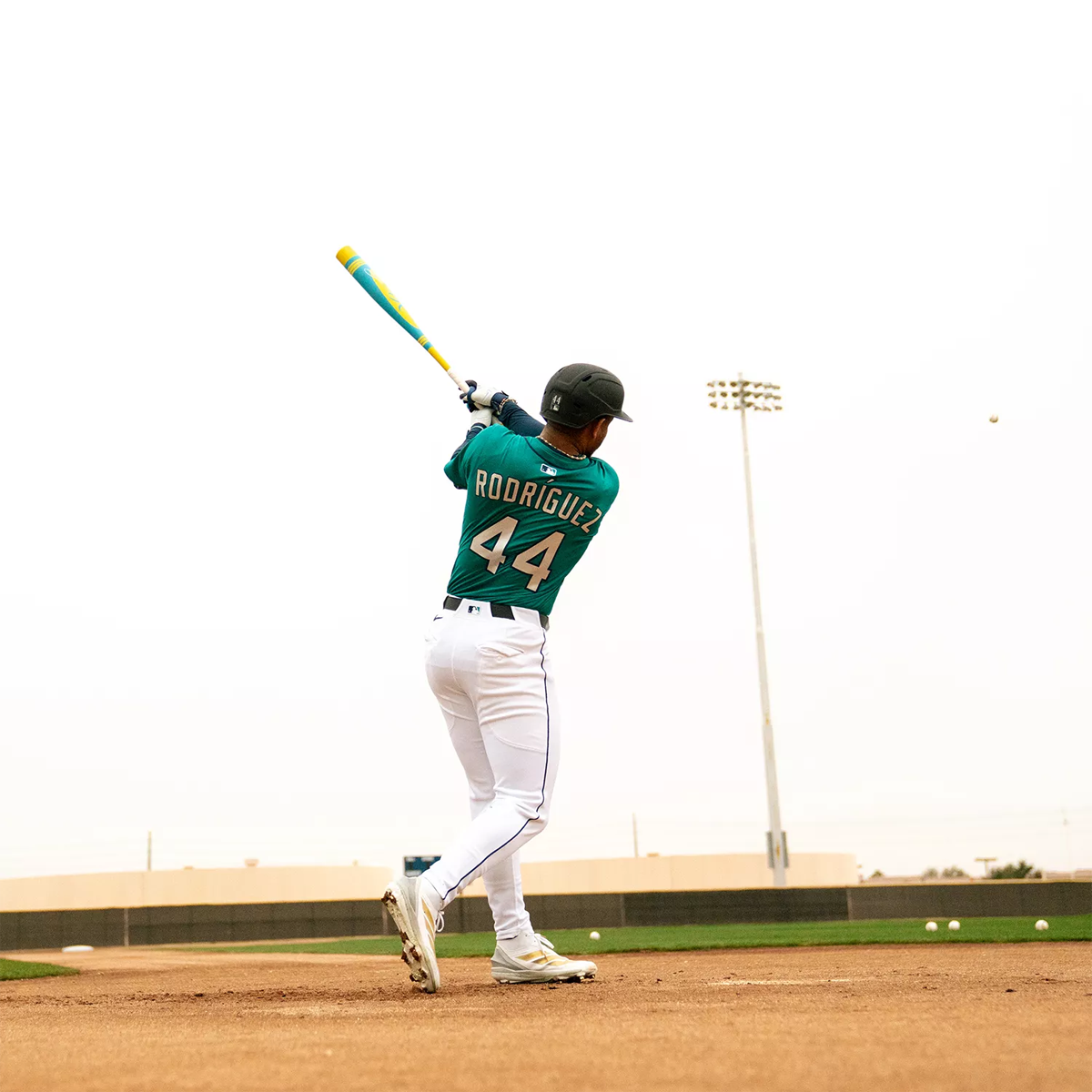Victus Vibe Crayon J Rod USA -10 in J Rod Gold on the field