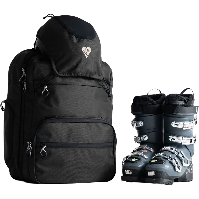 Diamant Weekend Warrior 2.0 50L with boots as size comparison
