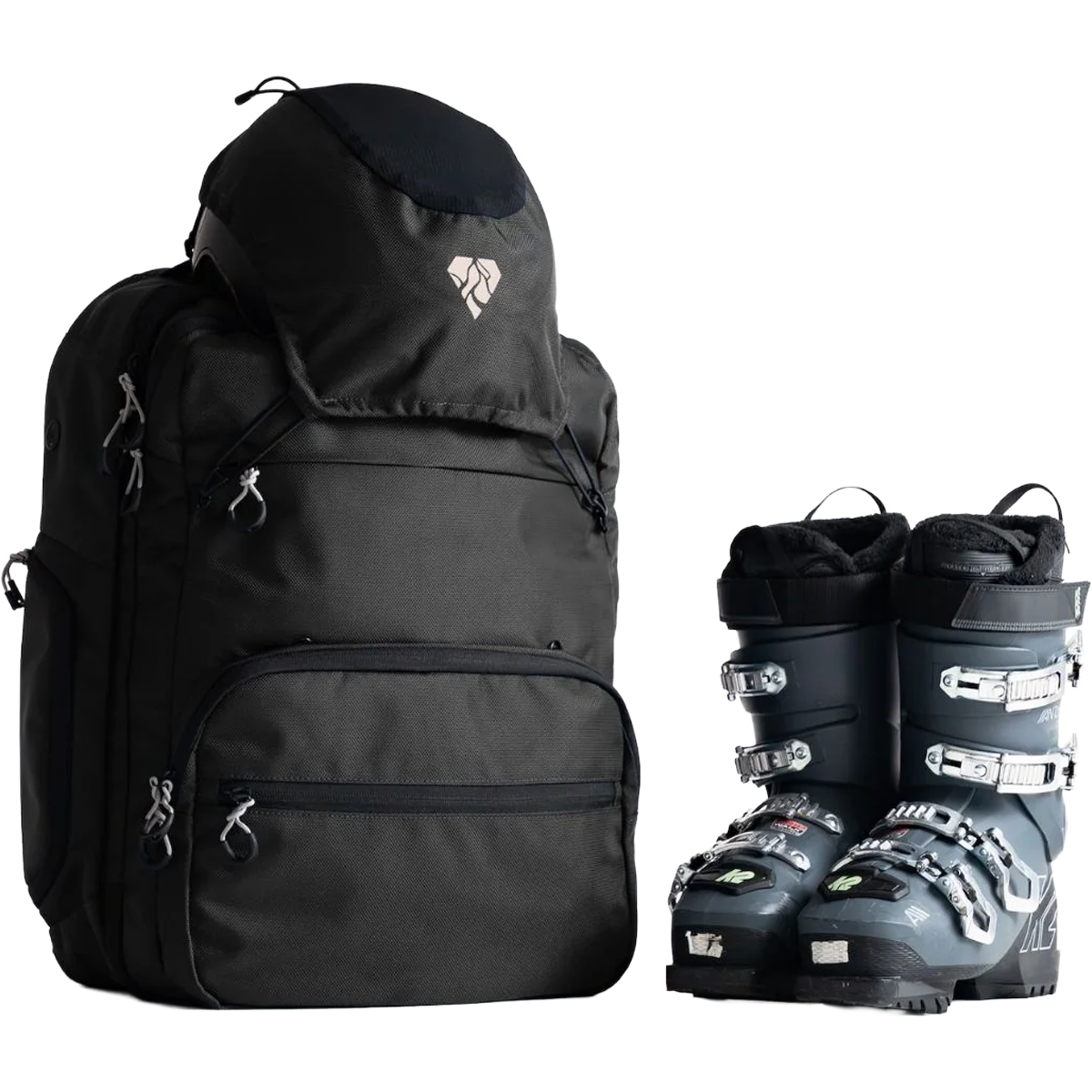 Diamant Weekend Warrior 2.0 50L with boots as size comparison